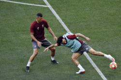 lol合区-巴黎险胜丹麦，范戴克扛起全队