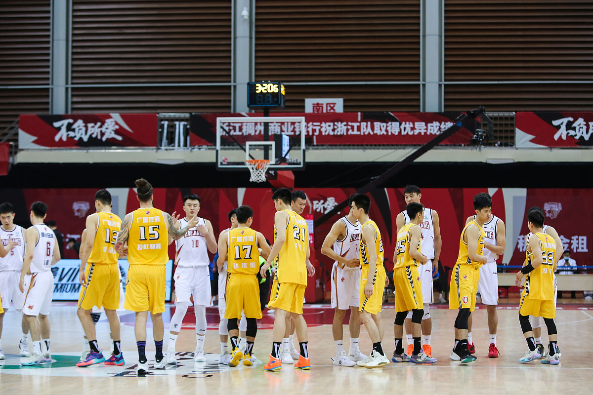 比赛中球员们的拼搏精神感动人心